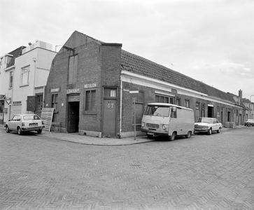 60546 Gezicht op de voor- en zijgevel van het pakhuis van de Afvalstoffenhandel Utrecht, op de hoek van de ...